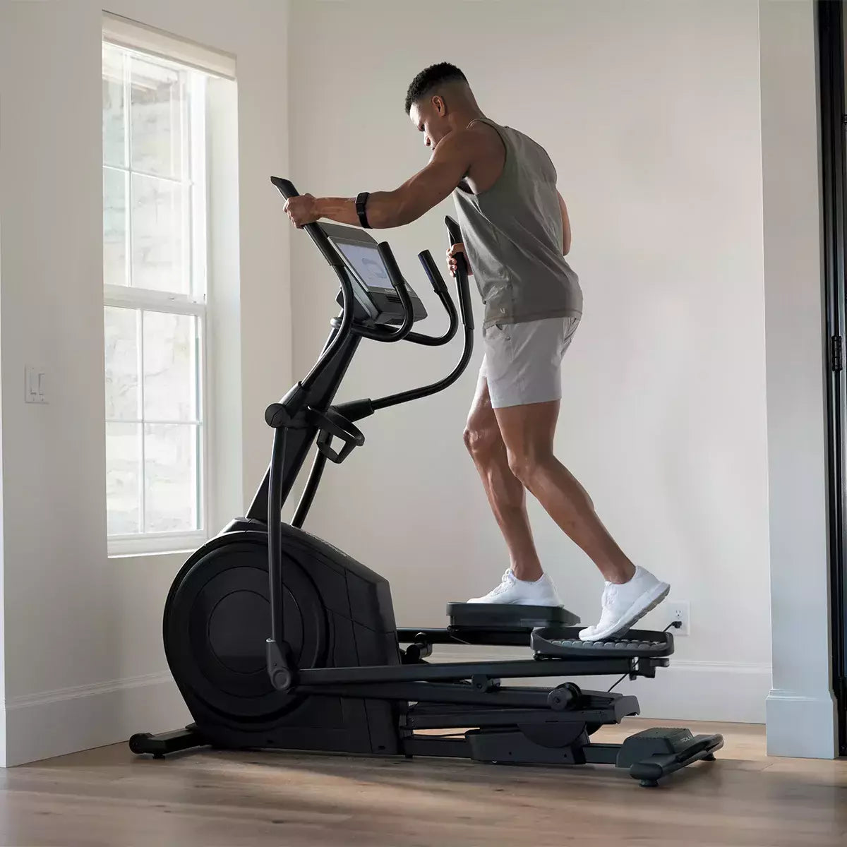 NordicTrack Ellittica Elettromagnetica AirGlide 14i - a volano anteriore - App Ifit integrata compreso 1 anno di abbonamento IFIT
